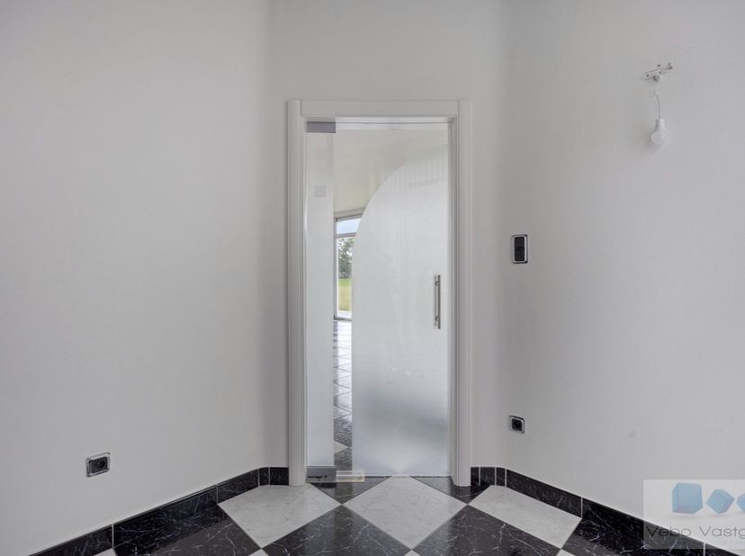 Vrijstaande woning met buitenzwembad in een doodlopende straat, omgeven door agrarisch groen te Wiekevorst.<br />
<br />
Deze solide woning, gelegen o