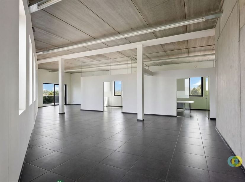 Cet espace de bureau de 273 m² bénéficie d'un emplacement stratégique exceptionnel à Vilvorde, avec des liaisons faciles vers Bruxelles, Malines et le