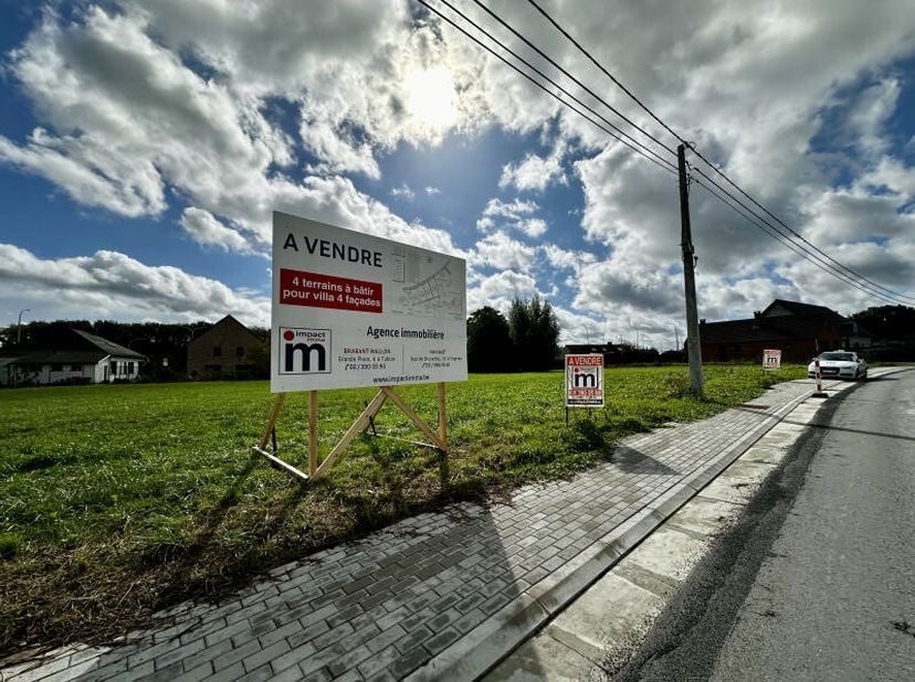 Superbe terrain à bâtir plat de 7ares 82ca avec une largeur à rue de 19,21m pour Villa 4 façades. Le terrain est exposé Sud arrière. Il y a également