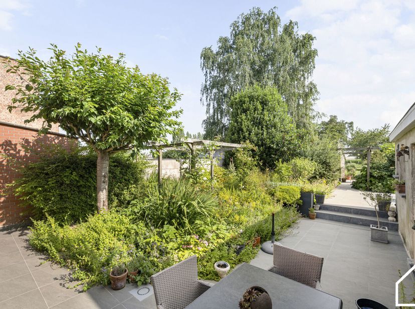 Deze charmante en goed onderhouden woning met z'n prachtige tuin biedt naast zijn landelijke verzichten ook nog eens  een toplocatie met tal van mogel