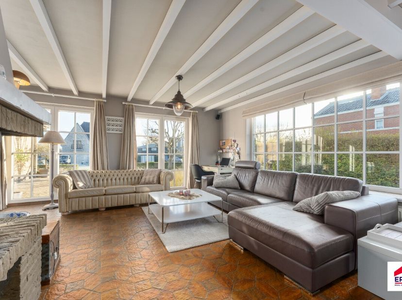 À vendre: villa de caractère offrant de nombreuses possibilités à Lombardsijde. Dans le calme de Lombardsijde, cette spacieuse villa se situe sur une