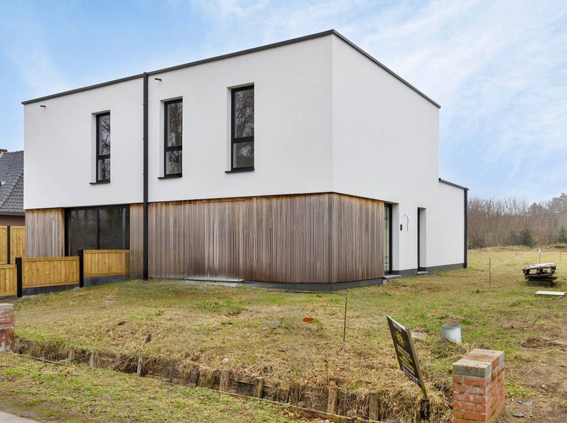 Op een grondoppervlakte van 368m² vinden we deze halfopen bebouwing (lot 2) met 3 slaapkamers te koop. Gelegen nabij het centrum van Balen met goede v