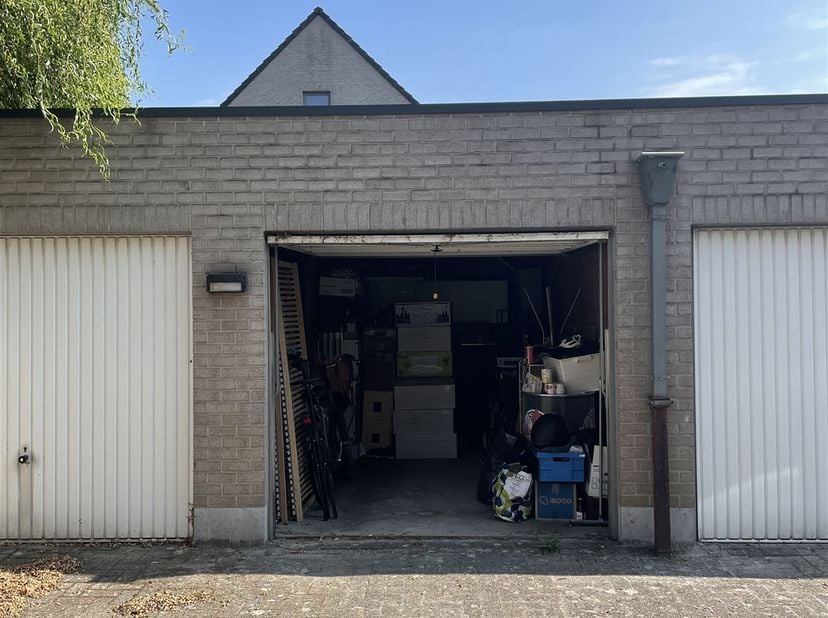 HOBOKEN | GARAGEBOX (BJ 1993) MET MANUELE POORT IN AFGESLOTEN COMPLEX (ELEKTRISCHE TOEGANGSPOORT MET AFSTANDSBEDIENING) | Beschikbaar vanaf 1 augustus
