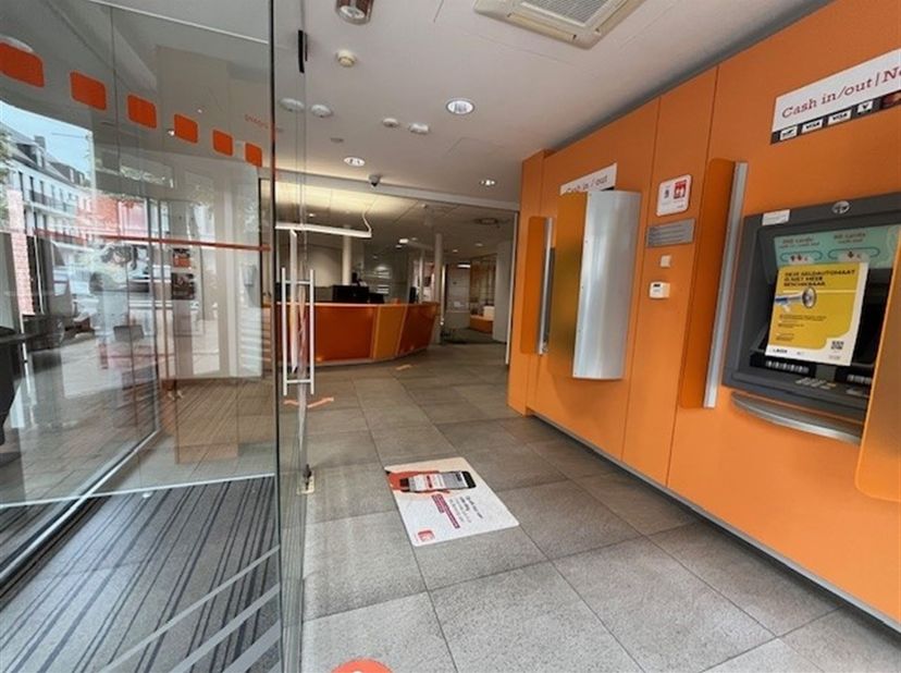 Veelzijdig Handelspand met kantoorruimtes, parking en garage op een topligging.<br />
<br />
Bent u op zoek naar een ruim en professioneel pand met