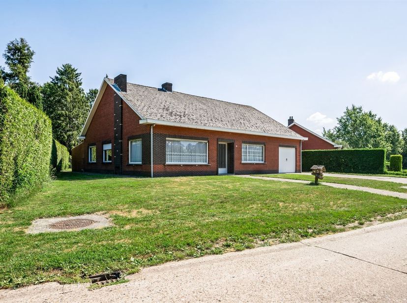 Te renoveren laagbouw met 3 slaapkamers op 904m²<br />
Gelijkvloers:<br />
Via de inkomhal betreden we de woning, die toegang biedt tot de ruime leefr