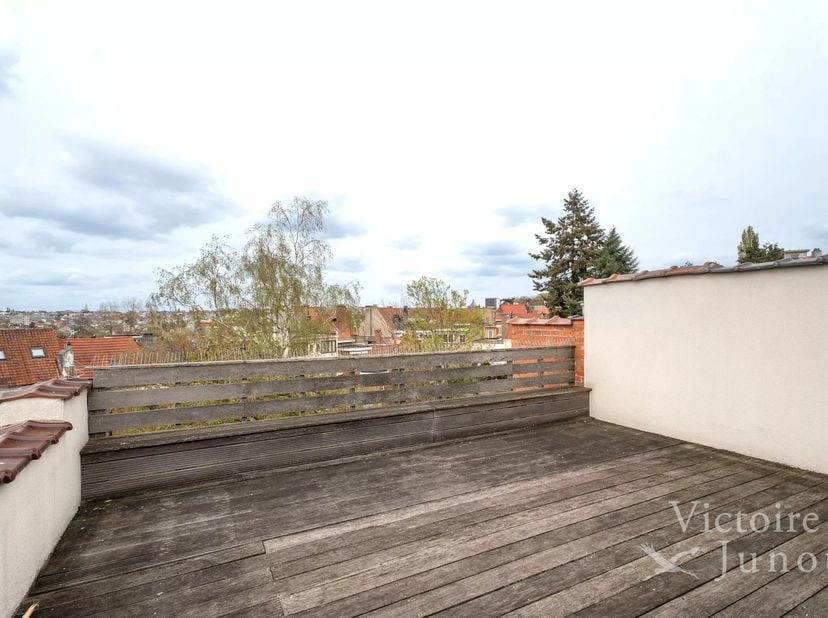 Dubbelzijdig penthouse<br />
Mooie ontvangstruimtes ± 45 m² exotisch hout met grote lamel, op maat gemaakt televisiemeubel<br />
Amerikaanse super ing