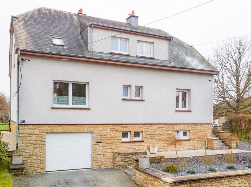 Julietimmo a le plaisir de vous présenter cette charmante maison 4 façades fraichement rénovée dans le dynamique village de Saint-Léger et de toutes s