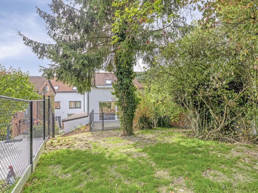 **Investeren nabij Gasthuisberg**<br />
<br />
Op een steenworp van het centrum van Leuven kan je dit opbrengstpand met 2 vernieuwde studio's terugv