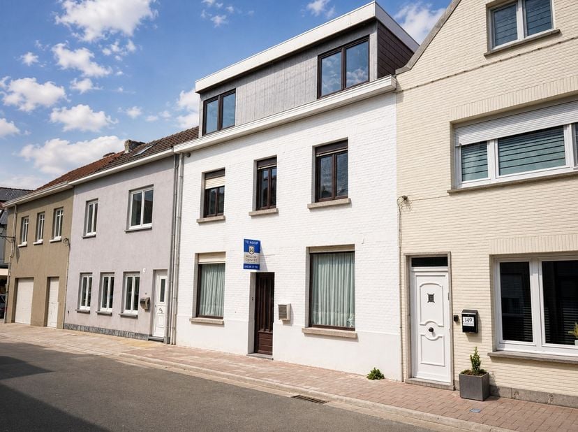 Op een uiterst centrale ligging, in het centrum van Heist-aan-Zee, bevindt zich deze ruime stadswoning met maar liefst vier volwaardige slaapkamers, d
