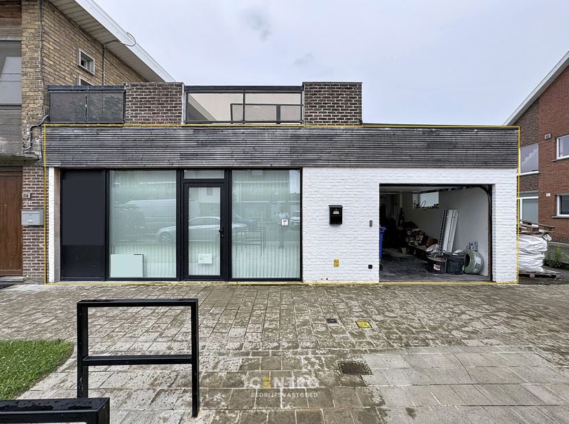 Bent u op zoek naar een bedrijfsgebouw met een uitstekende bereikbaarheid? Dan is dit magazijn met kantoor precies wat u zoekt.<br />
Dit pand combine