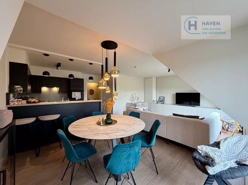 Ben je op zoek naar een stijlvol en volledig vernieuwd appartement op een toplocatie? Dan is dit prachtige appartement aan de Diestersteenweg 164/9 in