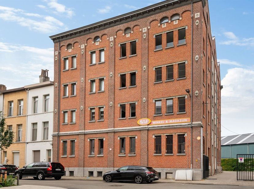 Ligging: Dit pand is gelegen in de Dijlestraat 52 te Antwerpen, in een historisch pakhuis binnen de vernieuwde Slachthuissite. Deze karaktervolle omge