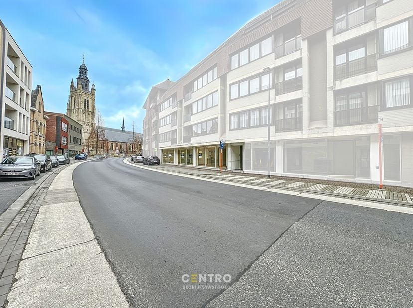 Met mogelijkheid om het aangrenzend pand van 212m² bij te huren en onderling te verbinden (totaal dan 662m²) !<br />
<br />
Benaderende OPPERVLAKTEN:<