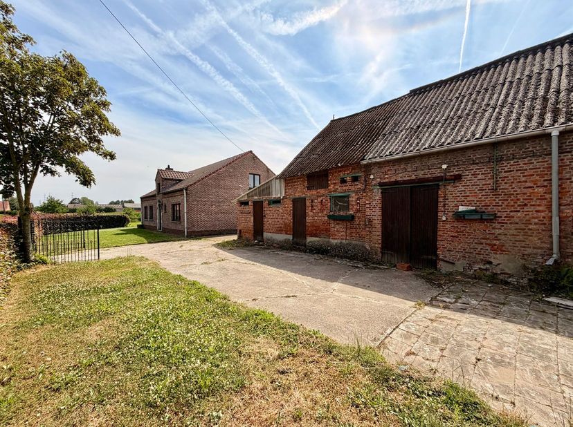 Deze vrijstaande woning met verschillende stalgebouwen en aanpalend weiland is gelegen op de hoek van de Landmolenstraat met de Korte Landmolenstraat.