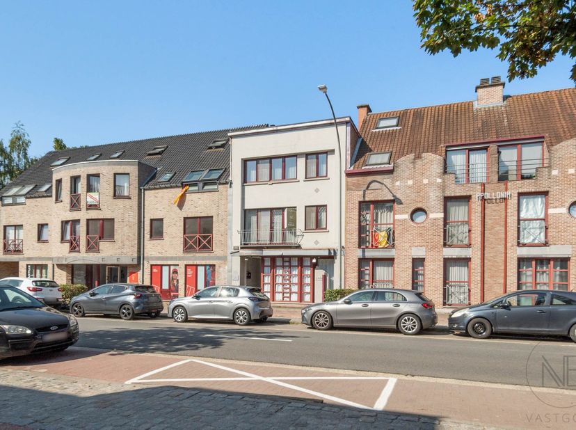 Op de Emile Van Dorenlaan, vlakbij de levendige Stalenstraat en op een boogscheut van het centrum van Genk, vinden we dit ruime en instapklare duplexa