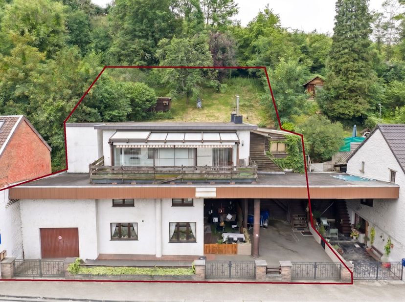 Aywaille - Immeuble de rapport de deux appartements et un grand garage fermé avec ascenseur/monte-charge. L'immeuble se compose d'un duplex une chambr