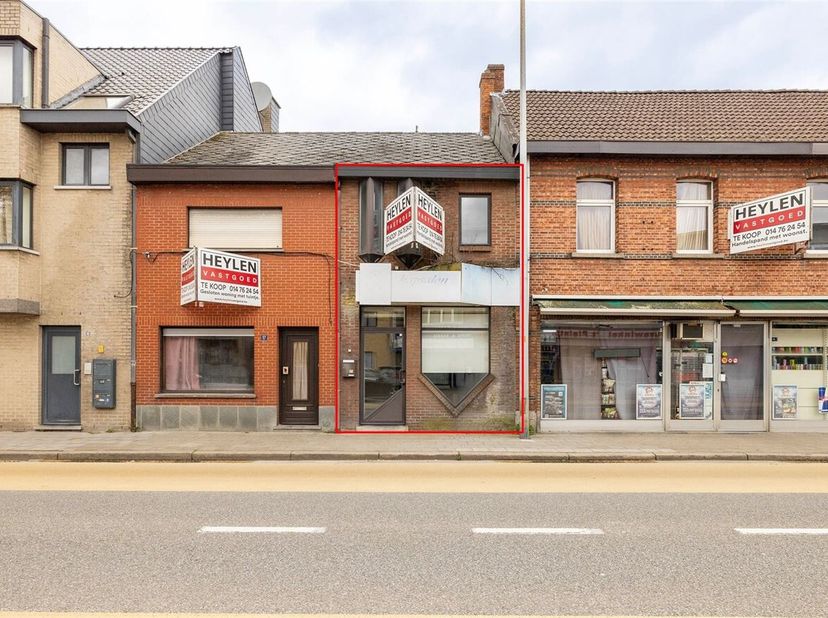 Te renoveren handelspand met woonst 3 slaapkamers<br />
Indeling:<br />
Kelder: opslag<br />
Gelijkvloers: handelspand, woonkamer, keuken, veranda, te