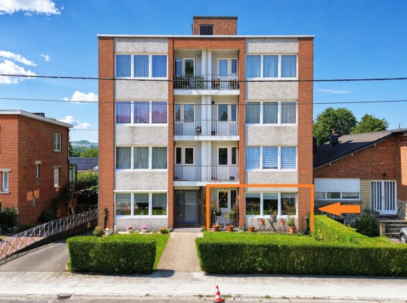 Idéalement situé à 2 pas du centre de Visé, appartement (+/- 83 m² daprès PEB) 2 chambres et garage situé au rez-de-chaussée dune résidence proche de