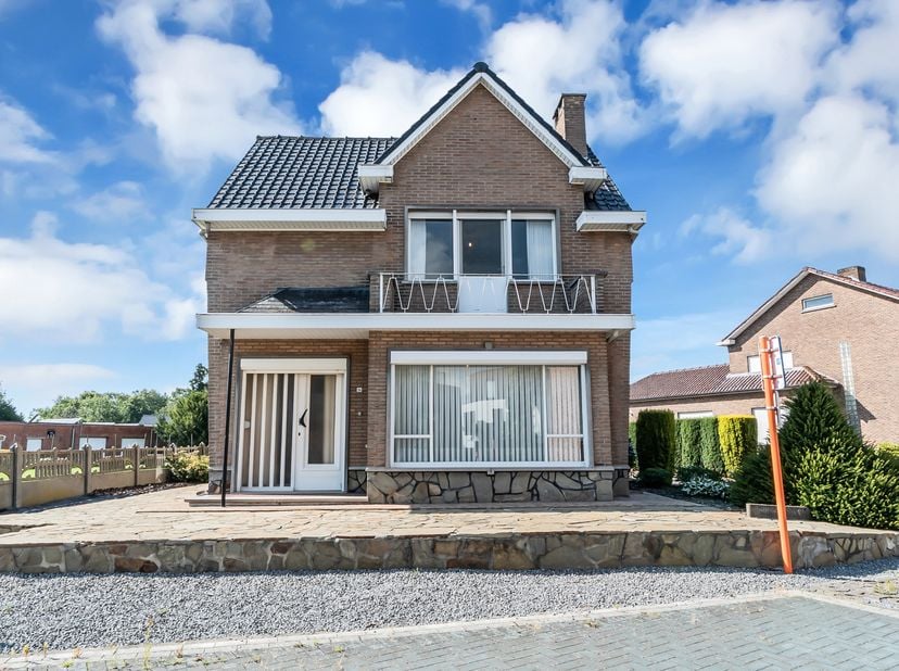 Karaktervolle open bebouwing in het centrum van Veerle-Laakdal<br />
Deze karakteristieke eengezinswoning geniet van een uiterst centrale ligging in h
