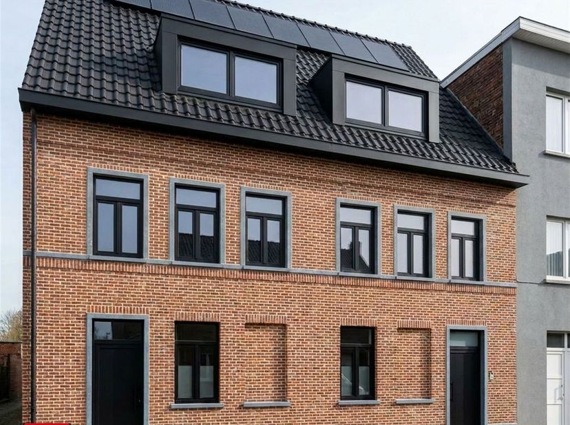 Welkom in deze fantastische nieuwbouwwoning in Lokeren!<br />
<br />
Een ruime gezinswoning met een klassiek-modern karakter. Dit pand vormt de idea