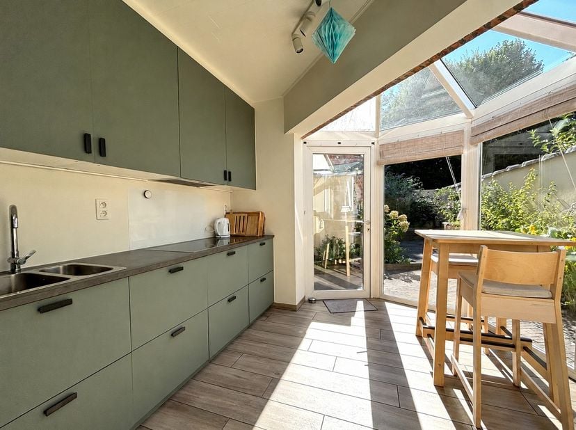 Op een centrale maar rustige locatie in Mortsel bevindt zich deze verzorgde woning, op wandelafstand van winkels, scholen, bushaltes en het station. D