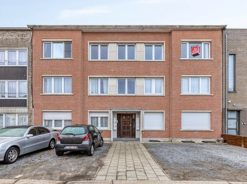 Dit instapklare dakappartement met twee volwaardige slaapkamers is uitstekend gelegen aan de Diestersteenweg, op wandelafstand van winkels, openbaar v