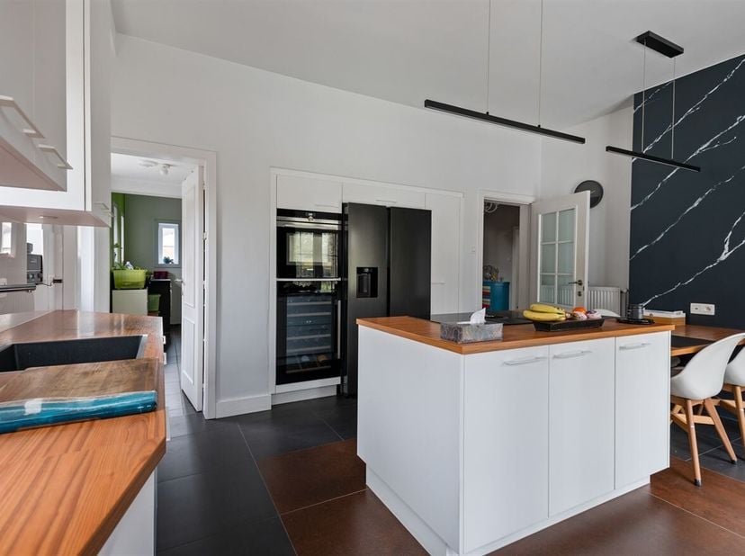 Charmante,  statige woning op 986 m² grond, gelegen in een zeer rustige straat nabij het centrum, scholen en openbaar vervoer. <br />
De woning is gro