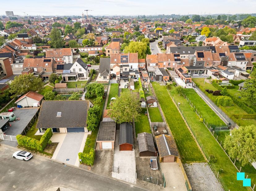 Deze beperkt te moderniseren woning met 4 slaapkamers en diepe, zongerichte tuin is gelegen op zeer korte afstand van het centrum van Roeselare, met e