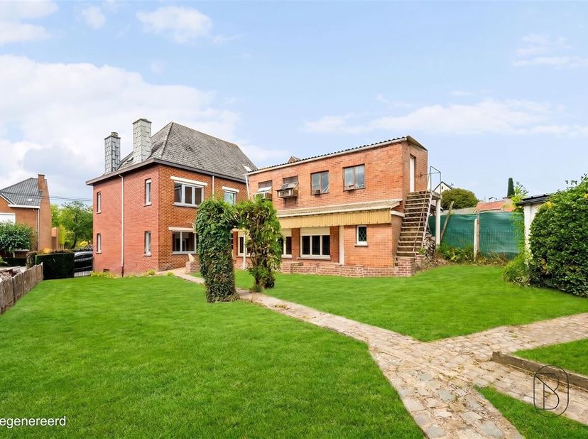 Spacieuse maison à rénover avec garage, jardin et de nombreuses possibilités, idéalement située sur le Valkenberg à Brakel<br />
C'est dans un quartie
