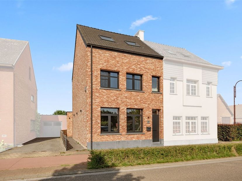 Deze in 2020 vernieuwde woning (betonnen tussenvloeren) en hoge plafonds, ligt in een zone 30, op wandelafstand van school, speelplein, winkel en grat