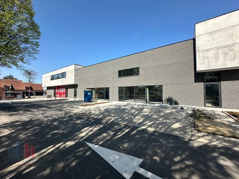 Gloednieuwe KMO-unit een oppervlakte van 331 m² in combinatie met 190 m² kantoren / appartement te huur. Uitstekend gelegen&amp;nbsp;langs de commerciële