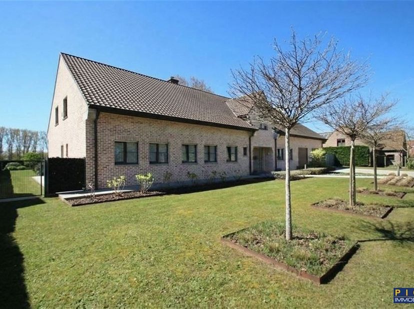 Spacieuse villa (300m²), située aux abords de la ville, 4 chambres de plain-pied, bureau (possibilité d'usage libéral), séjour avec cheminée équipée d