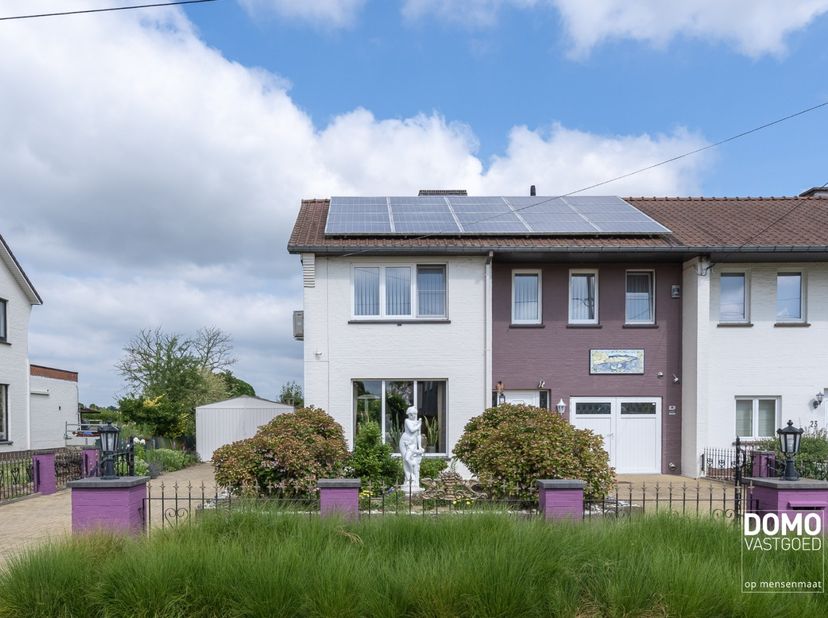 Op zoek naar een ruime woning op een rustige locatie met extra mogelijkheden voor een studio, hobbyruimte of kantoor? Dan is deze woning aan de Koning