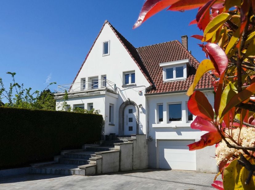 Ontdek deze charmante villa vol karakter, ideaal gelegen in de Coquinie, met ruime volumes en een aangename woonomgeving.<br />
Bij het binnenkomen on