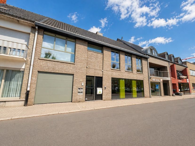 RUIM APPARTEMENT MET ZONNETERRAS, TUIN &amp; 2 GARAGEBOXEN !<br />
Dit energiezuinige ZEER ruime appartement (EPC B) is gelegen in een kleinschalig gebouw