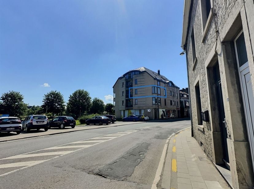 Joli appartement dans le centre de Couvin.<br />
Le bien se compose d'un séjour ouvert sur la cuisine, de deux chambres, d'une salle de bain avec WC s