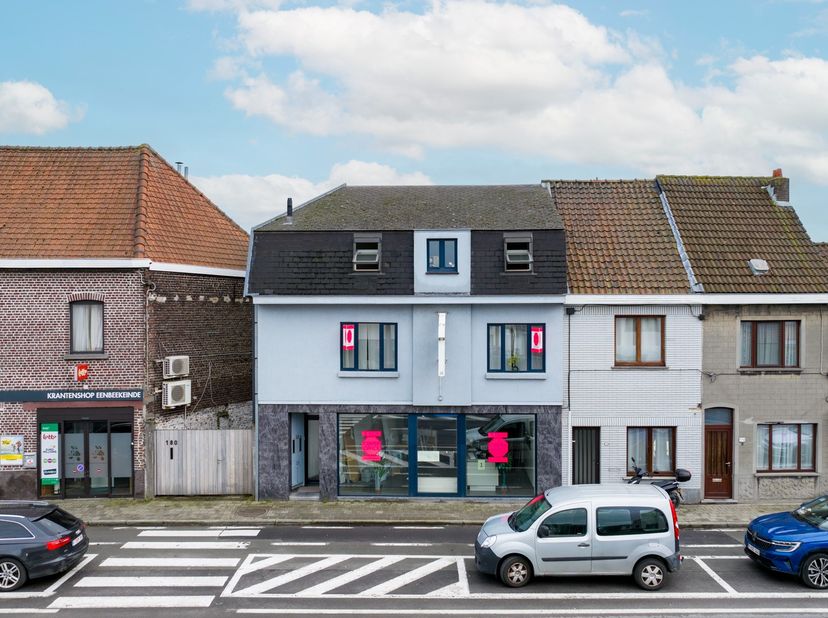 Gelegen op een boogscheut van Gent bevindt zich dit handelspand met een oppervlakte van ca. 75m2, ze beschikt over een zichtbare etalage, koertje en g