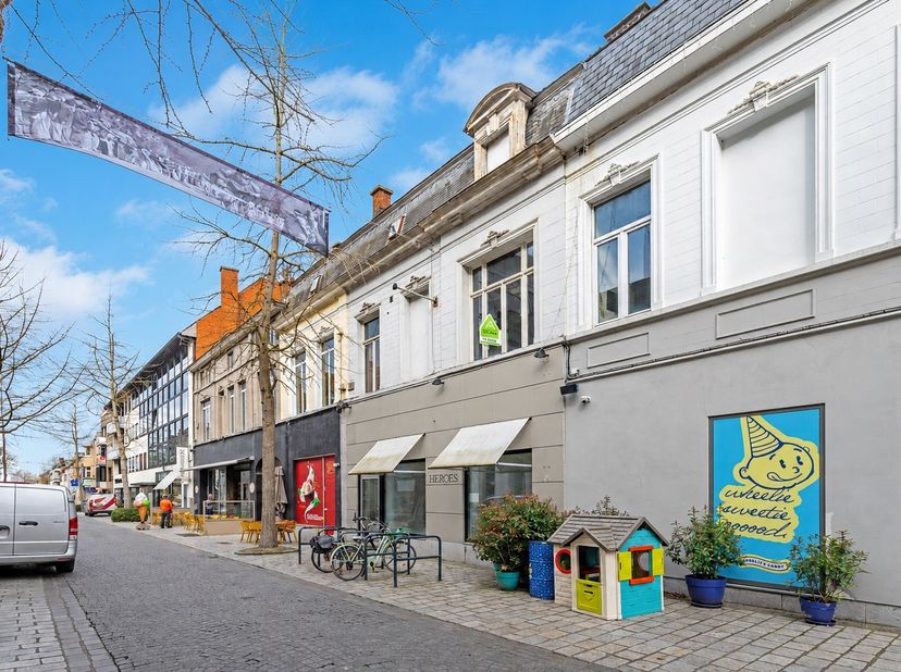 Bent u op zoek naar een commercieel pand op een strategische locatie, ideaal voor eigen gebruik of als slimme investering? Dan is dit handelspand in h
