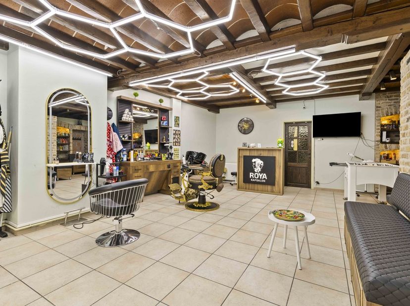 Bien professionnel à vendre à Stationsstraat 11 boîte 0001,
                    8470 Gistel