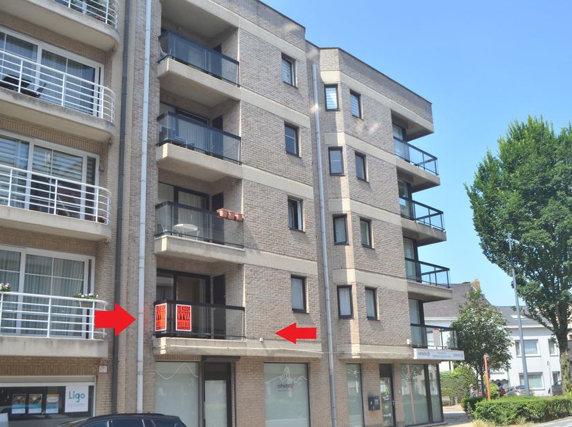 Zonnig twee slaapkamer appartement op de 1 ste V te Oostende ( Mariakerke) . Het appartement bevat een mooie living met zonnig terras met berging, ing