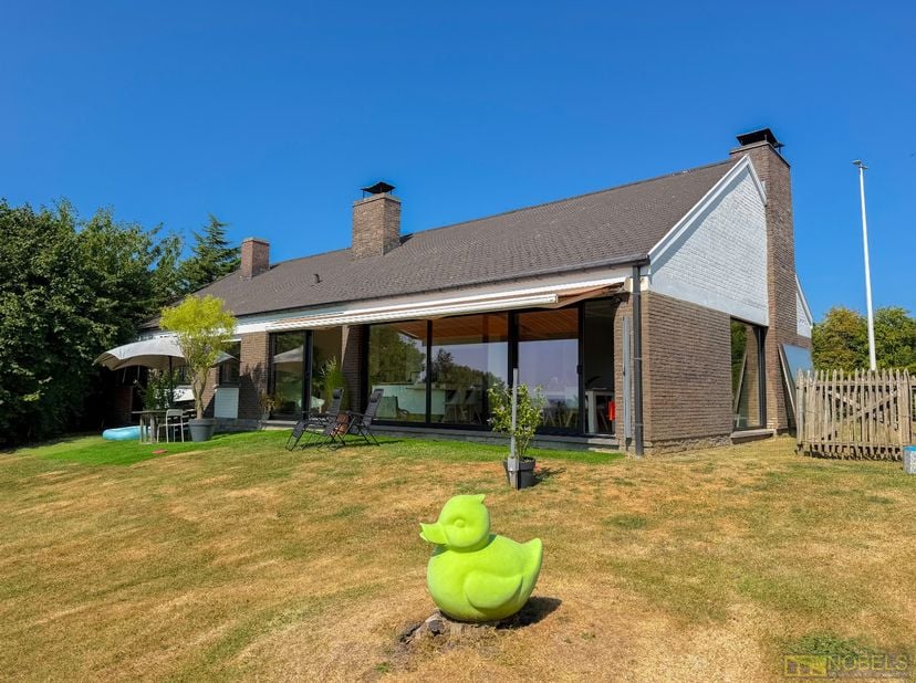 VERDER AF TE WERKEN BUNGALOW op een UITSTEKENDE LOCATIE waar u geniet van een LANDELIJKE OMGEVING zonder in te boeten aan BEREIKBAARHEID. Dankzij de V