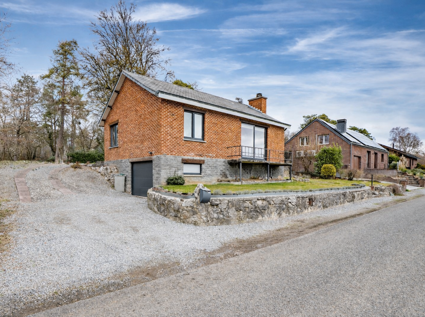 EasyHome biedt u deze prachtige vrijstaande woning (4 gevels) aan in de gegeerde wijk Les Rossignols, een rustige en gezochte ligging op wandelafstand
