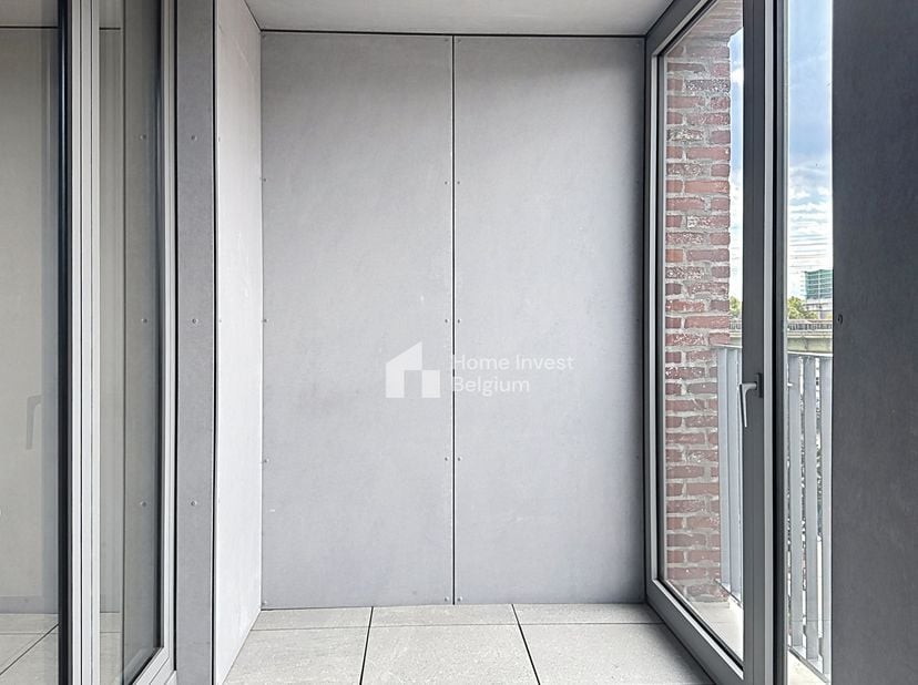 Aangenaam éénkamerappartement van ca. 62 m² op de 2e verdieping, bestaande uit de volgende ruimtes Entree, hal die leidt naar de woonkamer, ingerichte