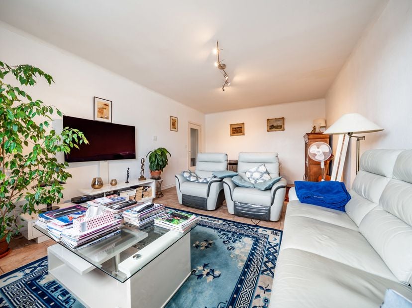 Découvrez sans tarder ce bel appartement 2 chambres de 100 m², idéalement situé au 2ème étage d'une résidence bien entretenue et équipée d'un ascenseu