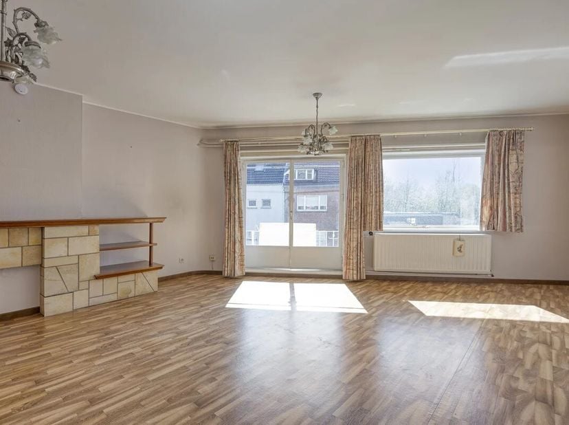 TE RENOVEREN APPARTEMENT MET 2 SLPK'S VAN 88 M² MET TERRAS IN KURINGEN (HASSELT)<br />
Ontdek als eerste dit lichtrijke en verrassende appartement op