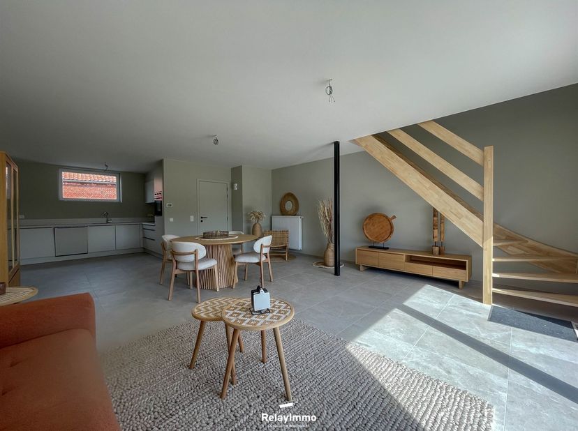 Nouvelle maison une mitoyenneté avec trois chambres, une salle de bain, un garage et un jardin. Construction 100 % traditionnelle. Promoteur immobilie