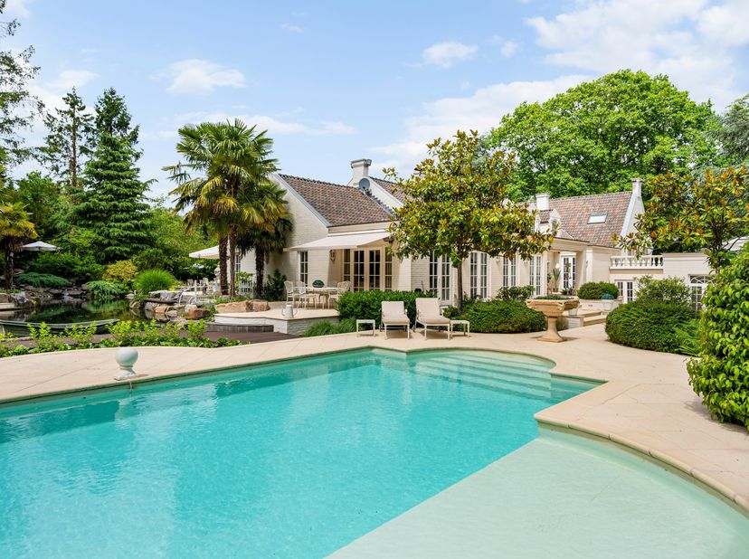 Te midden van absolute rust, pal naast het prachtige Nationaal Park Hoge Kempen, bevindt zich deze uitzonderlijke residentie: “Manoir des Lions”. Een