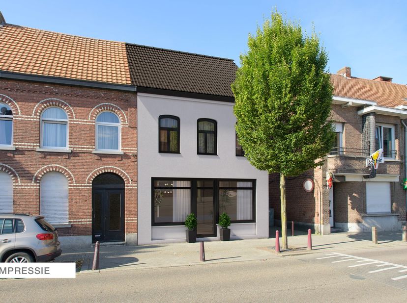 Unieke opportuniteit te centrum Sint-Lenaarts. Op twee percelen gelegen, maar in één geheel verkocht, een handelswoning vooraan bestaande uit een voor