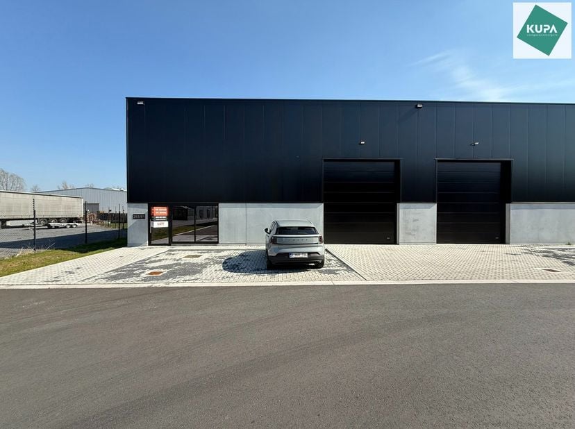 Het nieuwe bedrijvencentrum Steenpoort is strategisch gelegen in Hooglede (West-Vlaanderen), met een uitstekende zichtlocatie langs de N32 en vlotte v