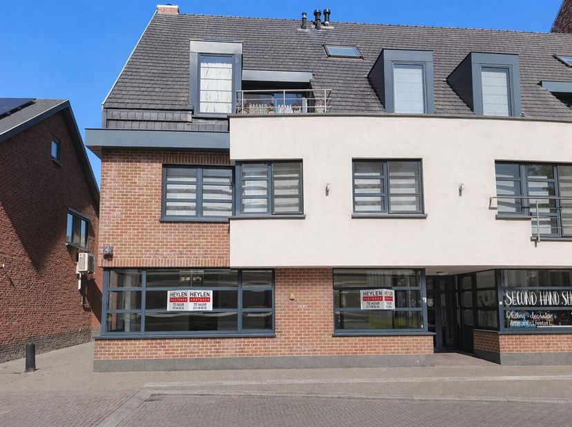 Veelzijdige handelsruimte/kantoor van ca. 60 m² op toplocatie in Pelt<br />
Ligging<br />
Gelegen aan de Dorpsstraat 1 in Pelt, op een centrale en zic